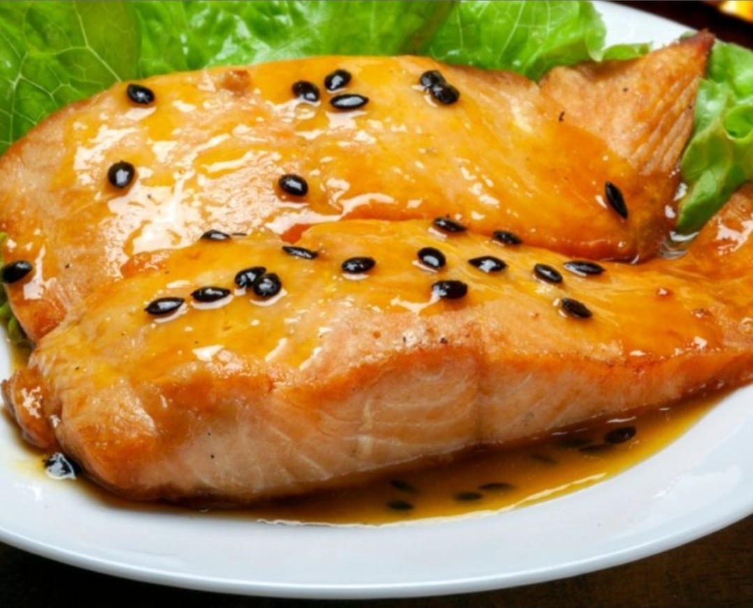 Filé de salmão ao molho de maracujá